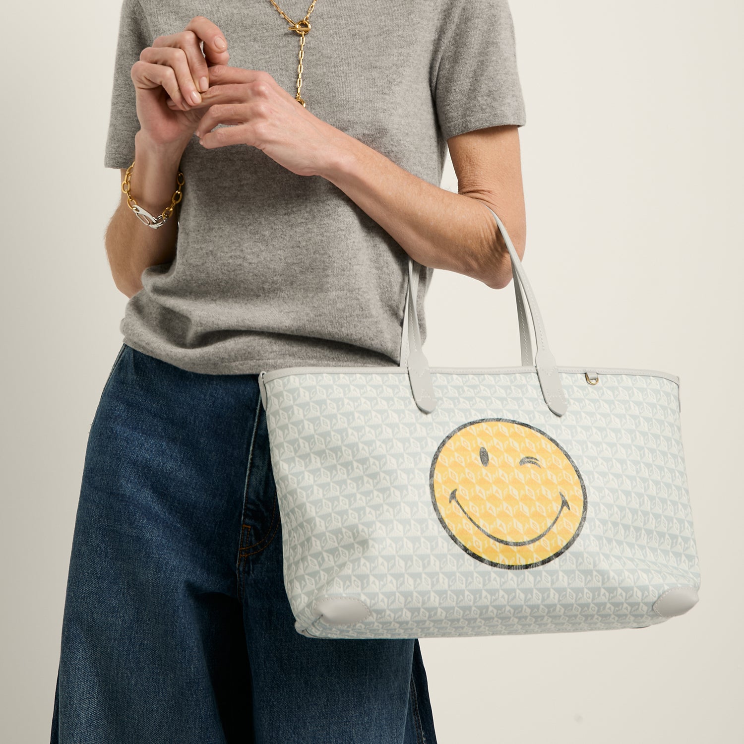 特価【Anya Hindmarch】I Am A Plastic Wink トート ジップ 紺 I am a Plastic Bag XS Wink Tote | Anya Hindmarch US