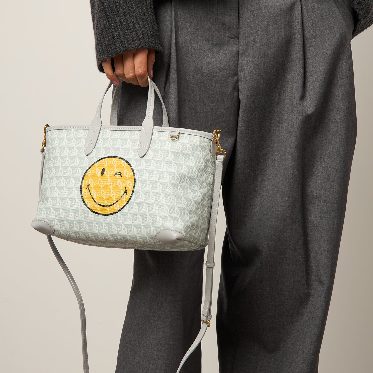 【Anya Hindmarch】I AM A Plastic Bag ポシェット I Am A Plastic Bag XS Tote in Chalk | Anya Hindmarch US