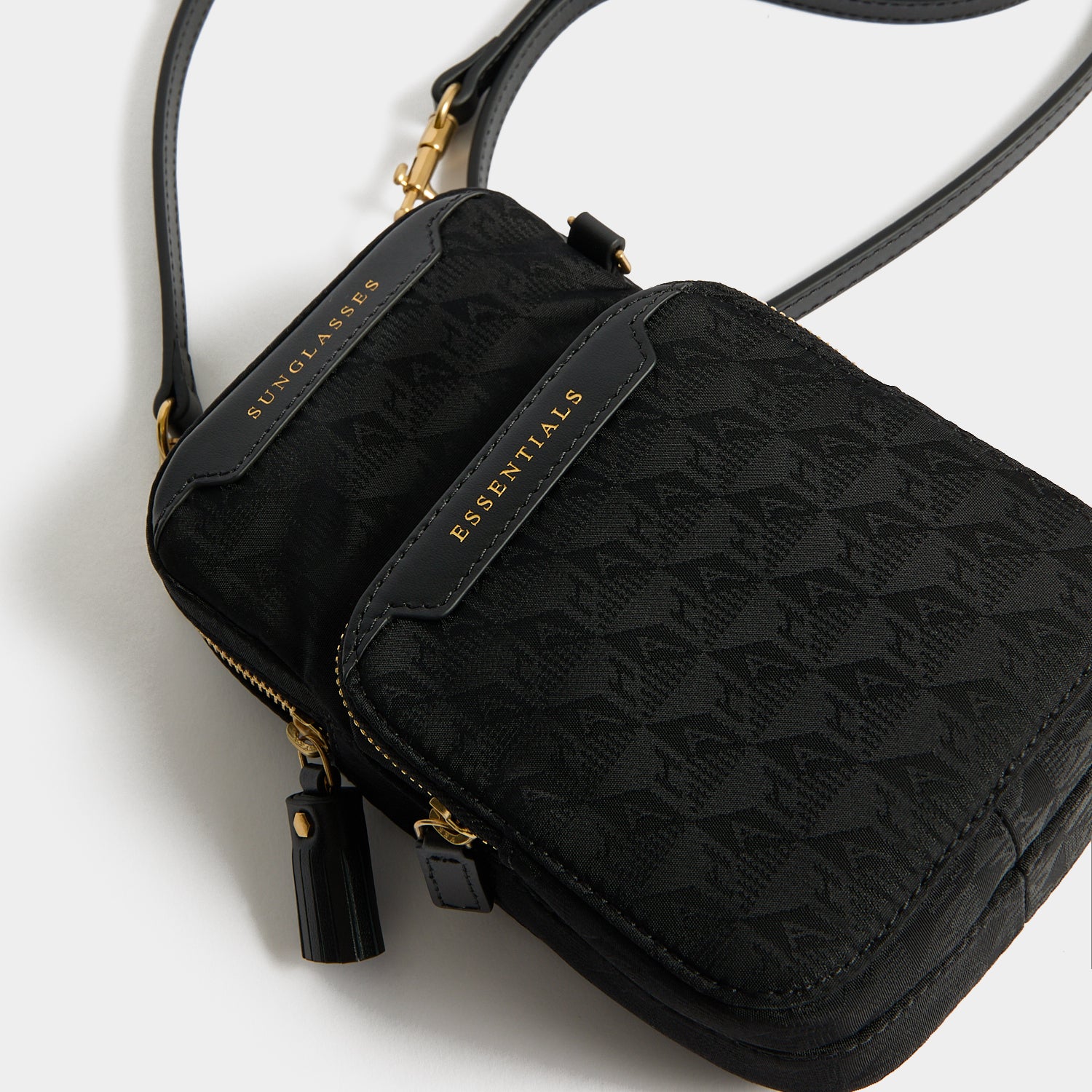 なおカリとなります。Anya Hindmarch Essentials Logo Essentials Cross-body | Anya Hindmarch