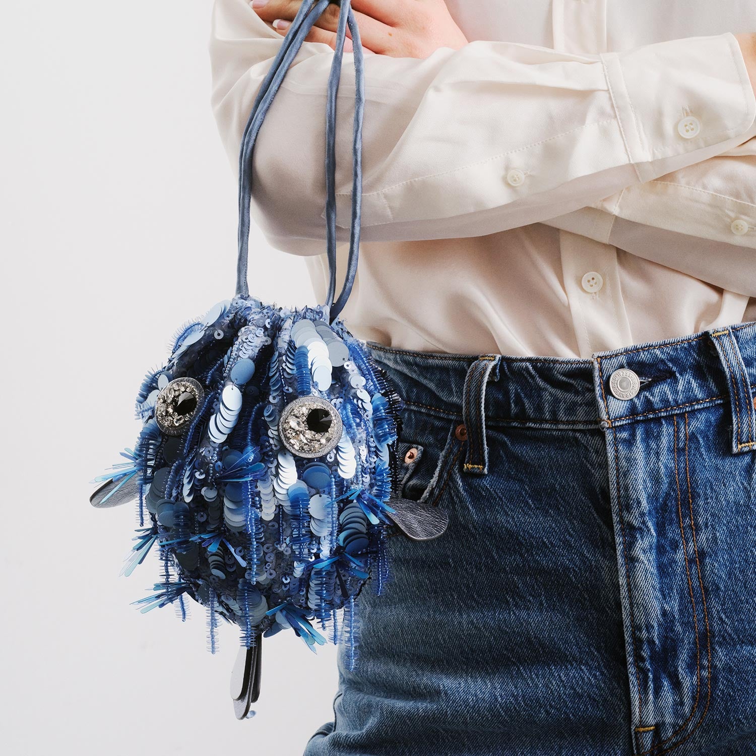 未使用級 ANYA HINDMARCH ウォッシュバッグ ポーチ ナイロン 青 Embellished Blowfish Cross-body | Anya Hindmarch