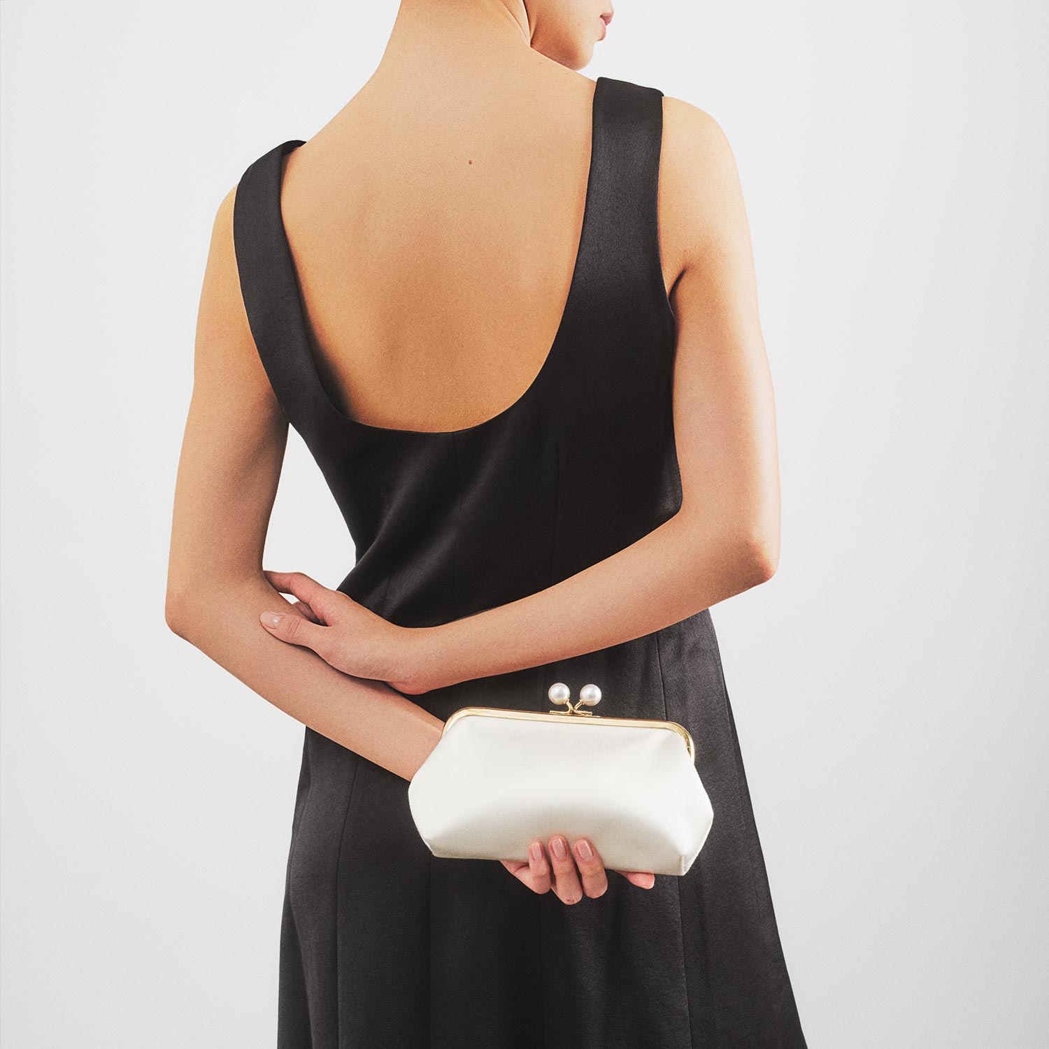 Anya Hindmarch オフホワイトタッセル付きクラッチバッグ Ivory Maud Clutch Bag with Pearl Tassels | Anya Hindmarch UK