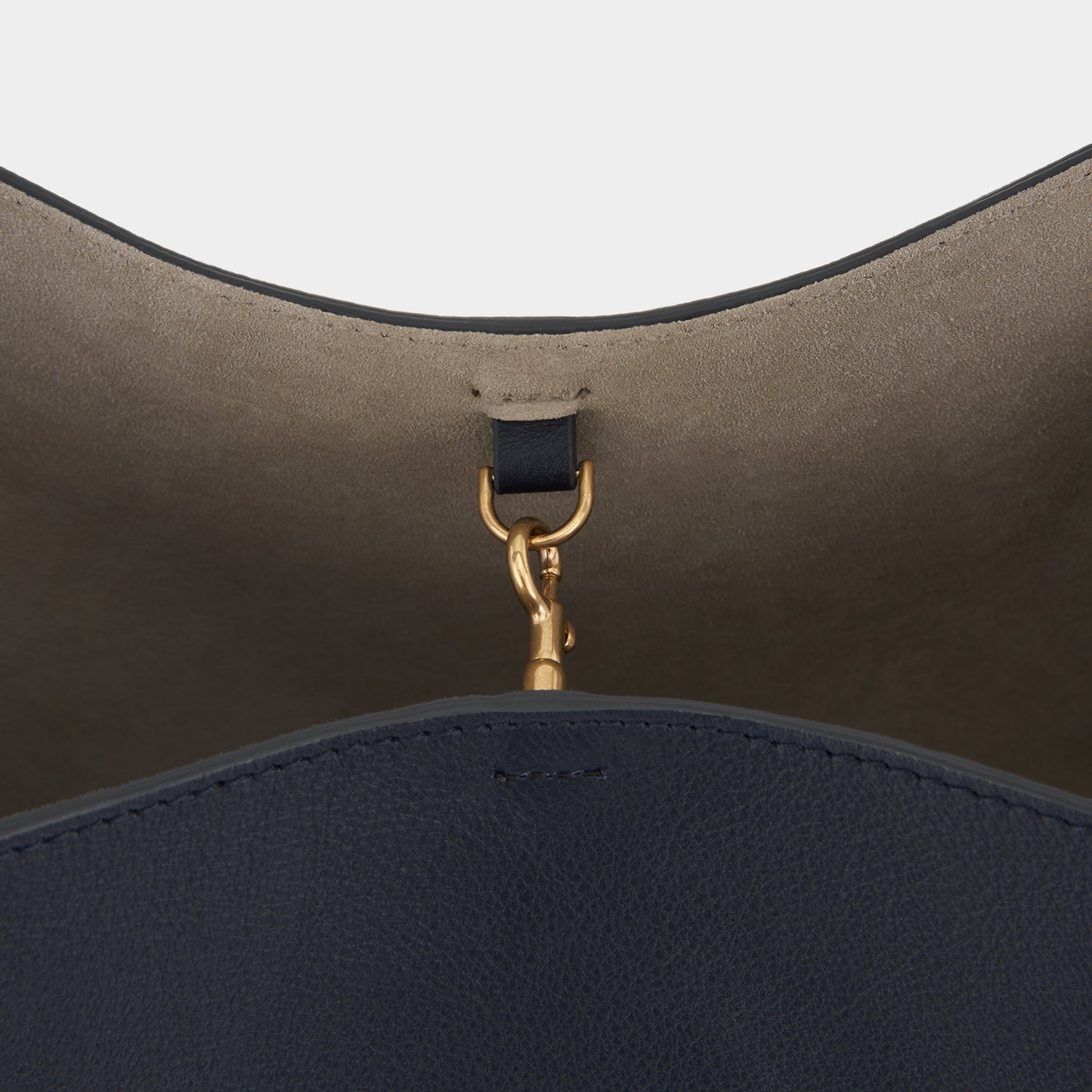 Nastro Hobo -

                  
                    Leather in marine -
                  

                  Anya Hindmarch UK
