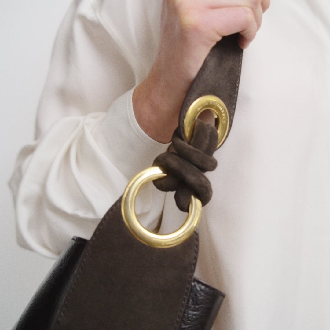 Ringo Chesterfield Shoulder Bag -

          
            Calf leather in Chocolate brown -
          

          Anya Hindmarch UK
